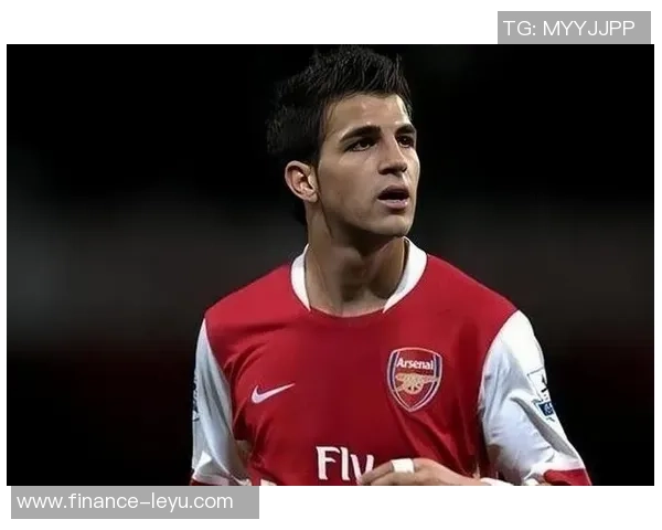 黑色足球队服的魅力与风格解析让你在赛场上尽显个性与气场